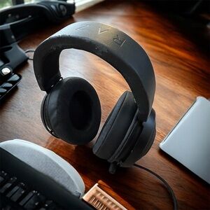 Razer Black Over-Ear Wired Gaming Headset with Cushioned Earcups